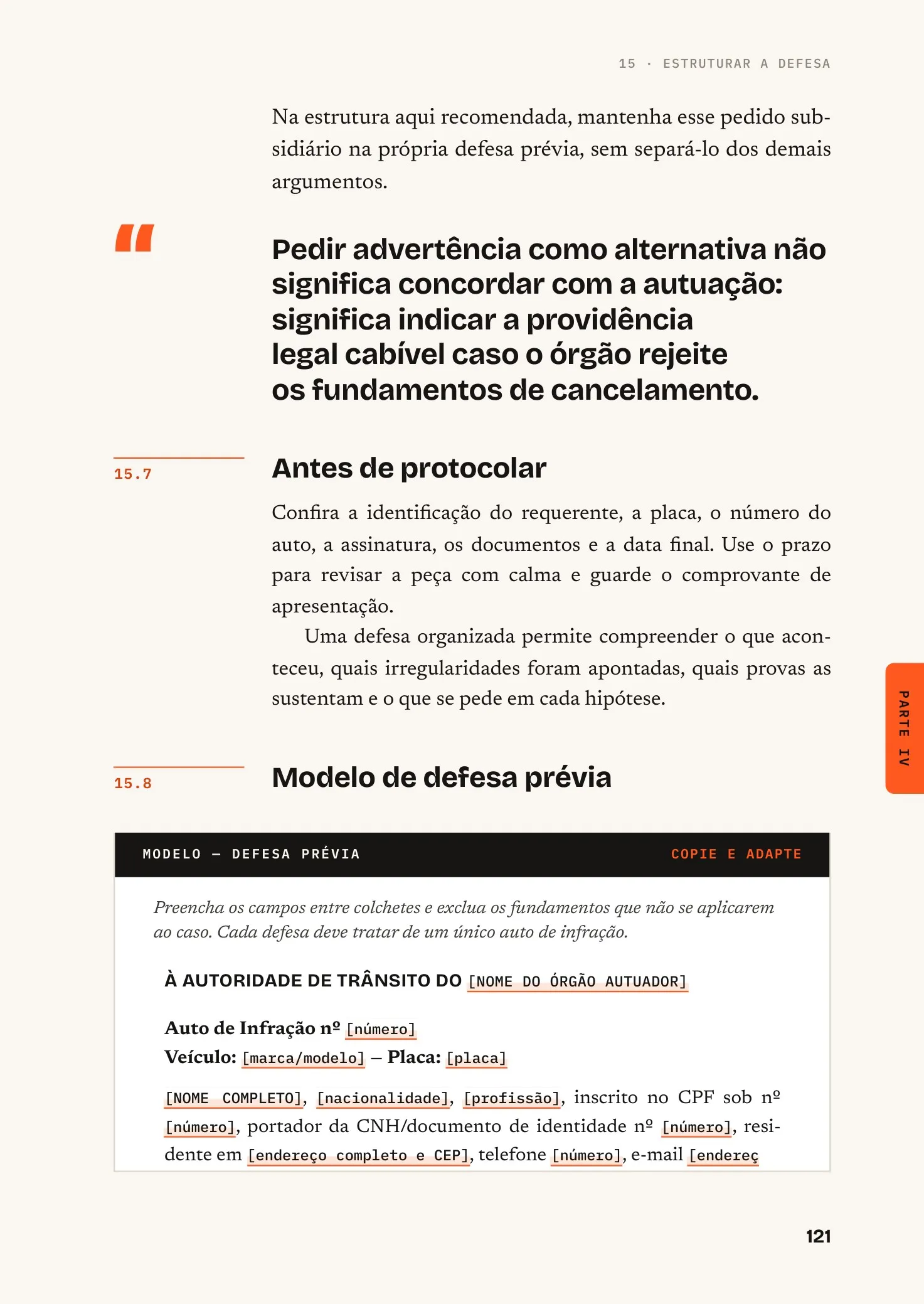 Página 121 do livro: fim do capítulo sobre como estruturar a defesa e início do modelo de defesa prévia, com a instrução 'copie e adapte' e campos entre colchetes, como nome do órgão autuador, número do auto, placa e dados de quem apresenta a defesa.